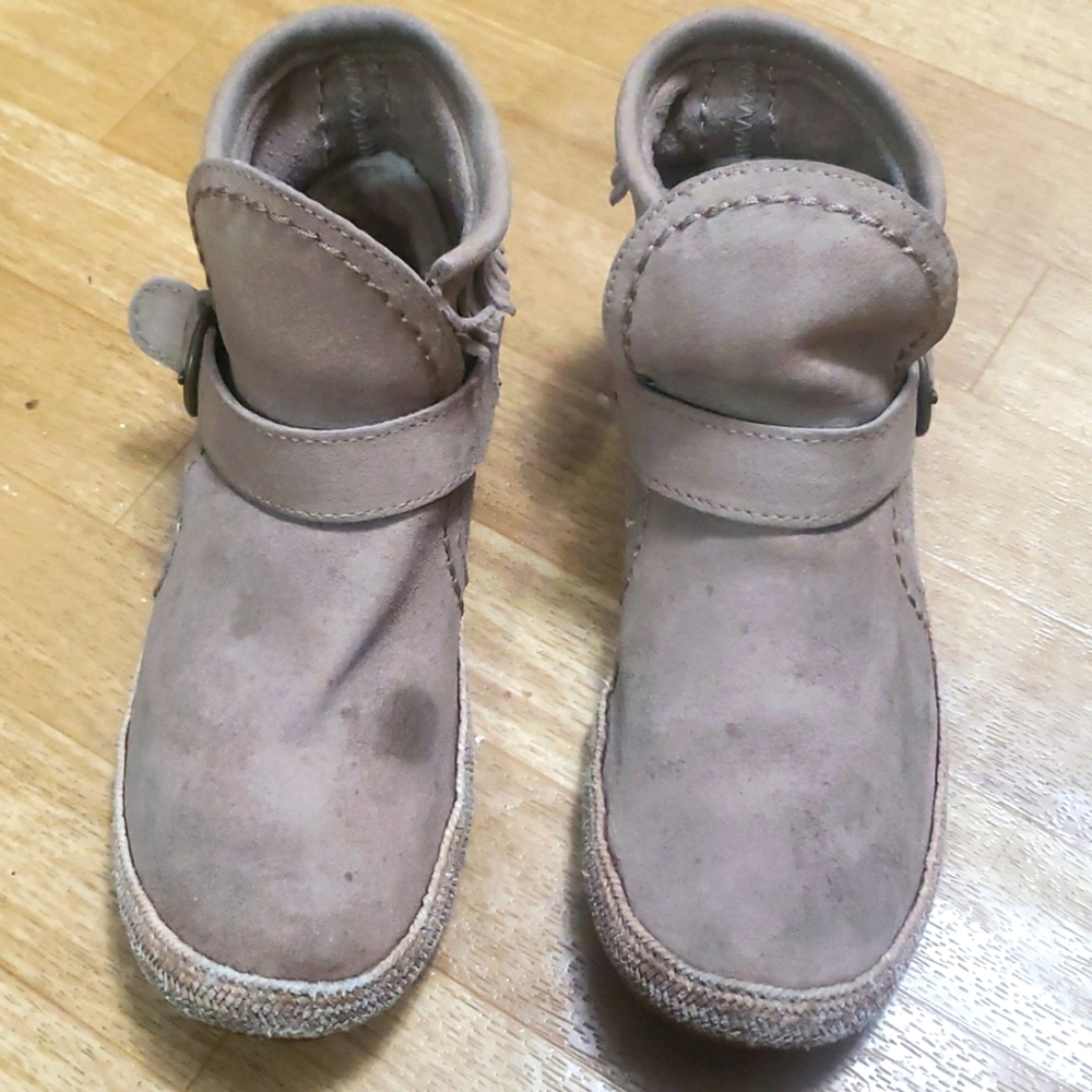 Women's 7.5 Khaki colored moccasin styled UGG